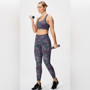 2 PIECE MATCHING SET FABLETICS- GRASS GREEN SAFARI SPOTS/BLACK
LIMITED EDITION!